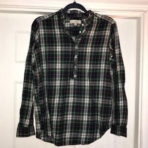 Cute plaid LOFT blouse 🌲Perfect for the holidays
